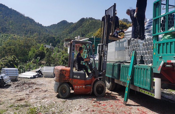 马山福建波形护栏卸车